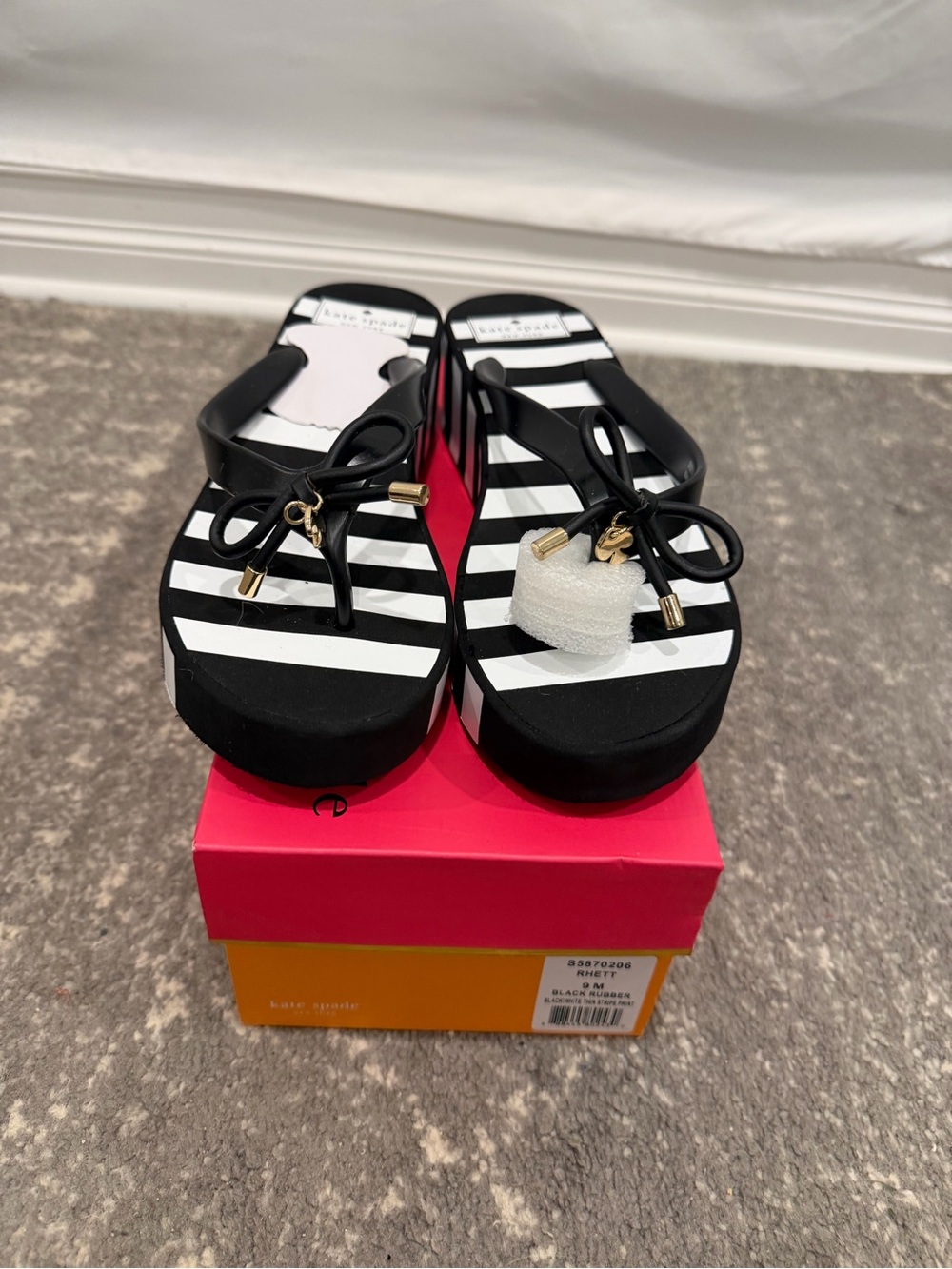 NIB kate spade New York Rhett platform wedge Striped Bow Flip Flops size 9.
